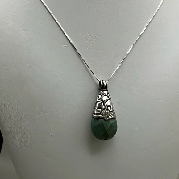 Elegant Turquoise GemStone Silver Necklace with Vintage Design
